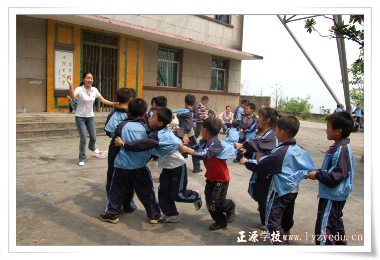 小学部四年级春游--老鹰抓小鸡游戏