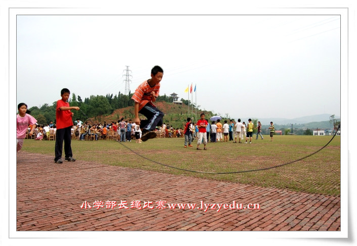 小学部跳长绳比赛组图